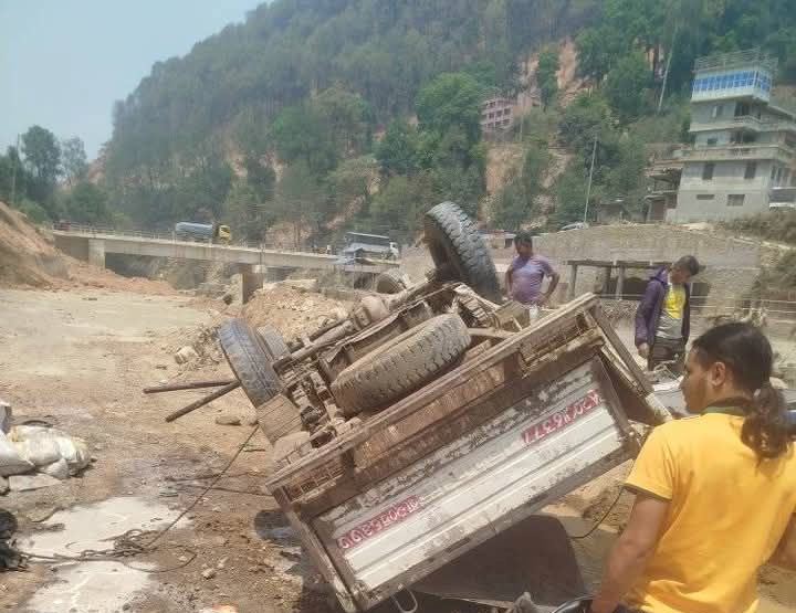 टिकाभैरवमा मिनी ट्रक दुर्घटना, तीन जना घाइते