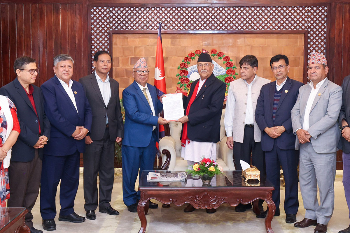 माधव नेपाल र केपी ओलीको भेट, दुई घण्टा कुराकानी