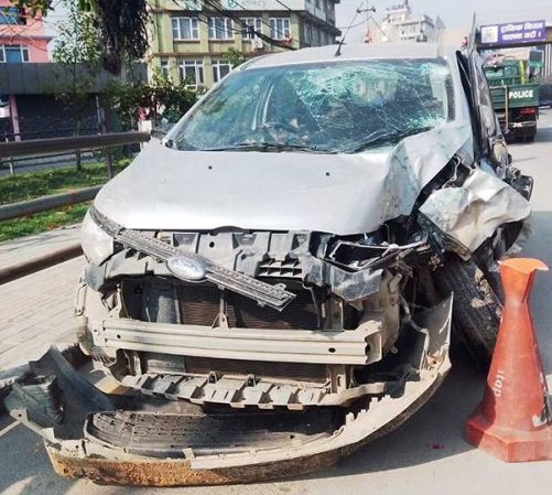 बिजुलीको पोलमा कारको ठक्कर, सवार तीनै जना घाइते