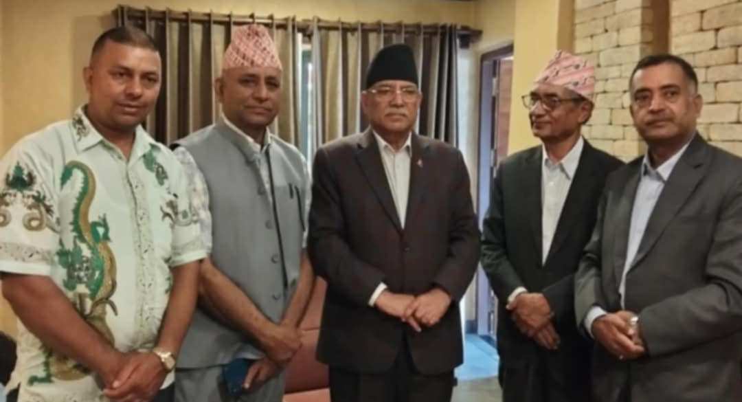 पोखरामा प्रचण्डसँग अधिकारकर्मीको छलफल