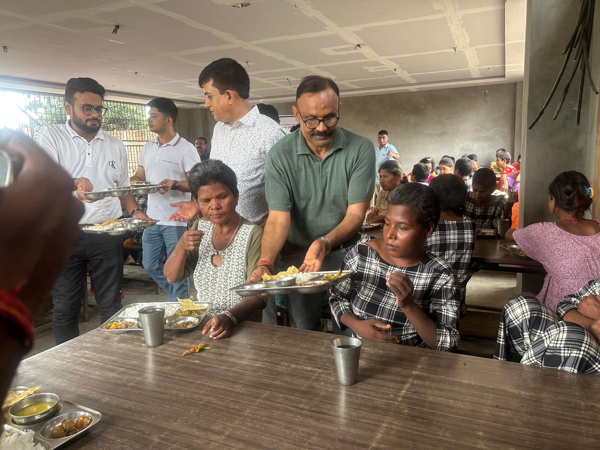 उद्योग परिसङ्घ कोशीको पाँचौँ स्थापना दिवसमा वृक्षारोपण र खाद्यान्न वितरण