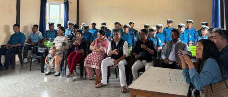 ट्राफिक प्रहरी र सञ्चारकर्मीलाई चश्मा 