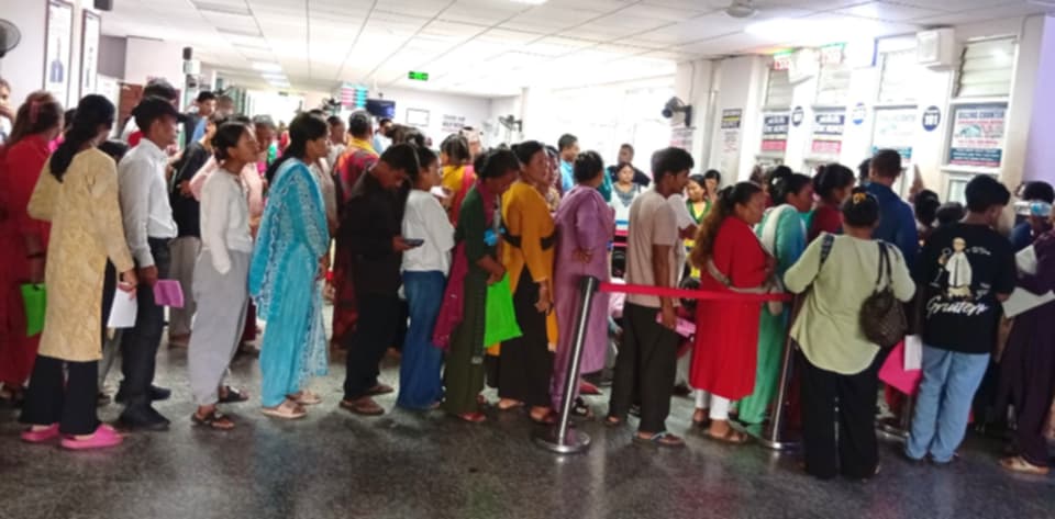 जिल्ला अस्पतालमा बिरामीको चाप, बिमितले पाएनन् औषधि