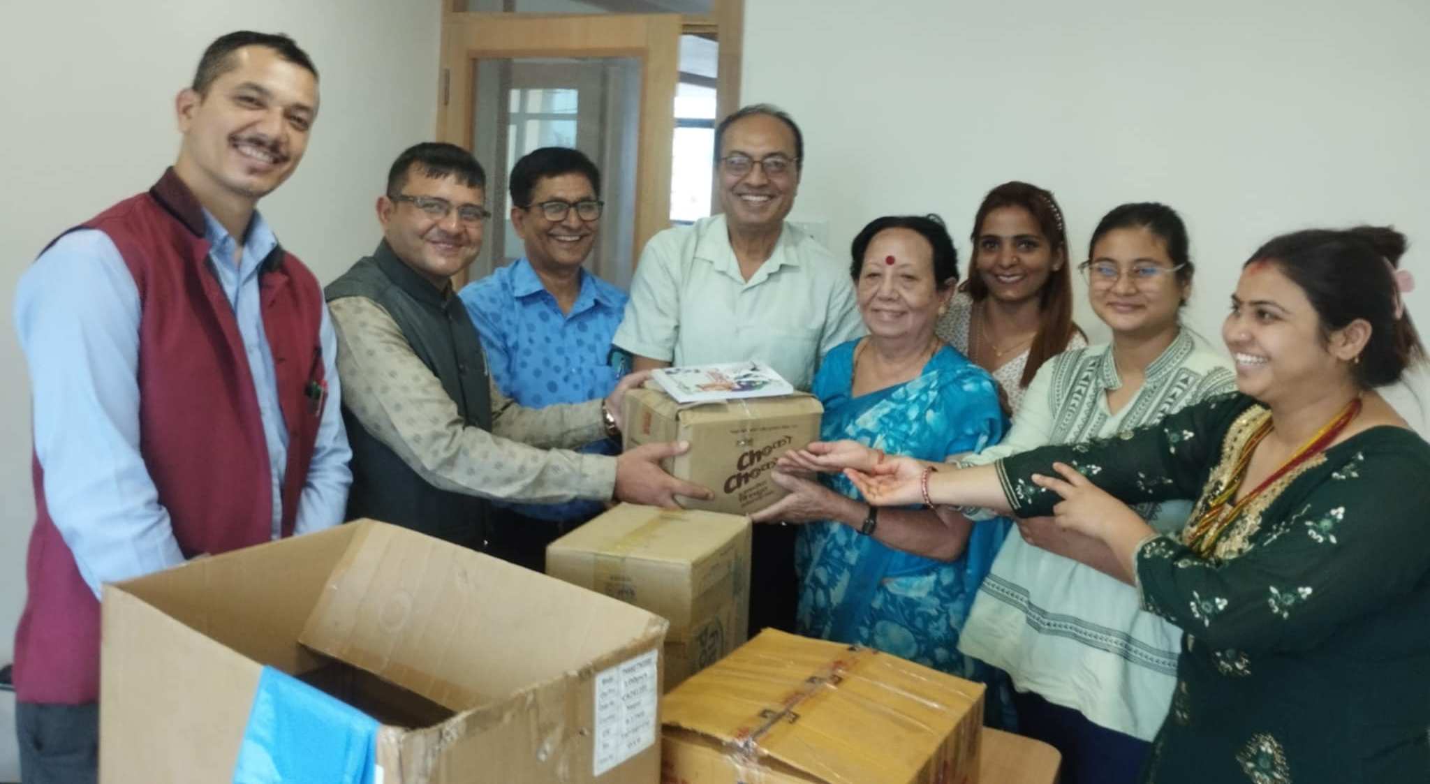 जनजागृति माविलाई साहित्यकारहरूद्वारा पुस्तक प्रदान