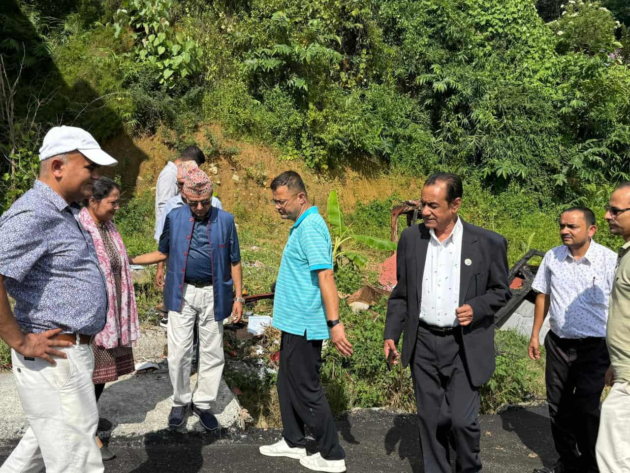 एमाले नेता अधिकारी र मन्त्री पाठकद्वारा क्षतिग्रस्त जिल्ला कार्यालयहरूको निरीक्षण