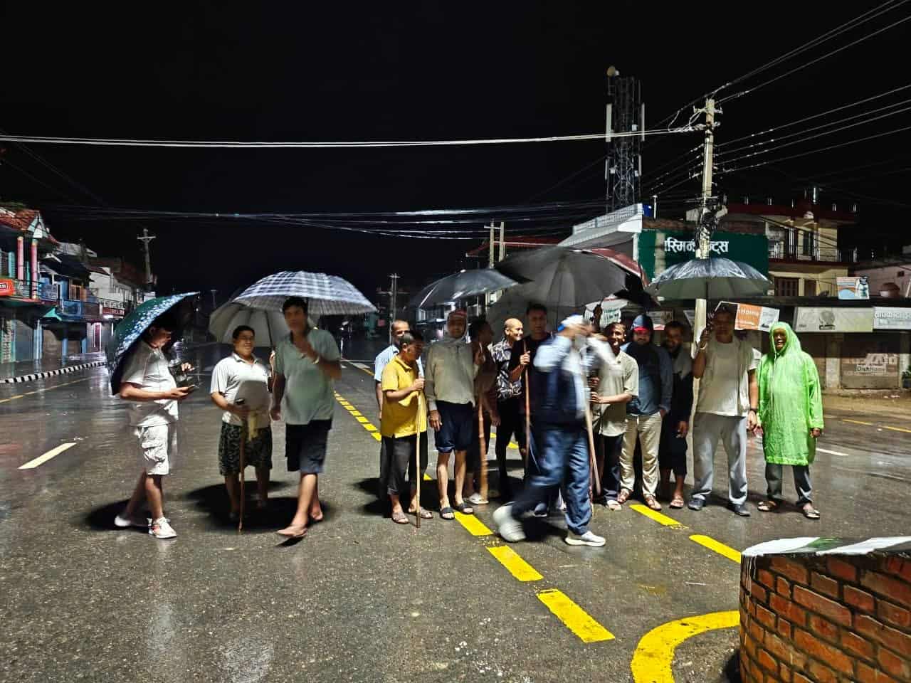 बर्दियामा चोरी डकैतीको सम्भावना बढेसँगै स्थानीयको रातभर गस्ती