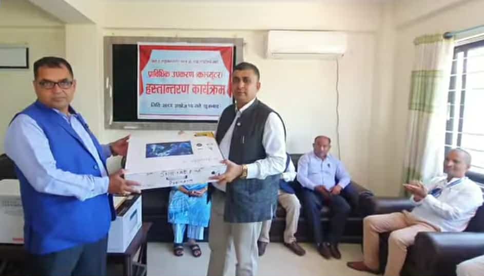 वडाअध्यक्ष आचार्यद्वारा वडा कार्यालयमा प्राविधिक सामग्री हस्तान्तरण