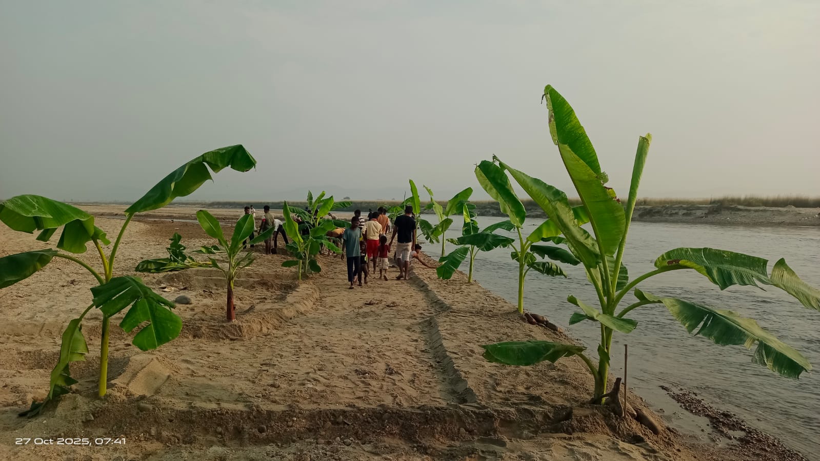 आज अस्ताउँदो सूर्यलाई, भोलि उदाउँदो सूर्यलाई अर्घ