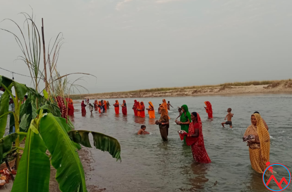 अस्ताउँदो सूर्यलाई दिइयो अर्घ (फोटो फिचर)