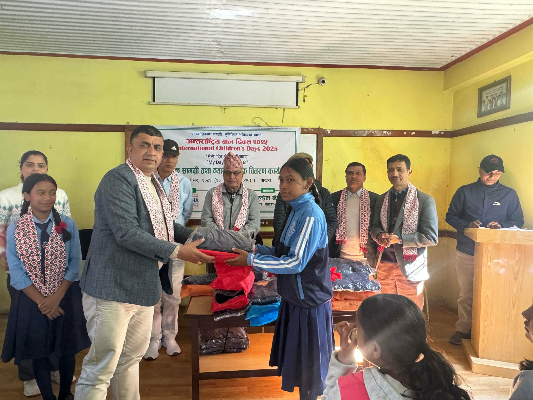 चिल्ड्रेन नेपालद्वारा शैक्षिक सामग्री वितरण