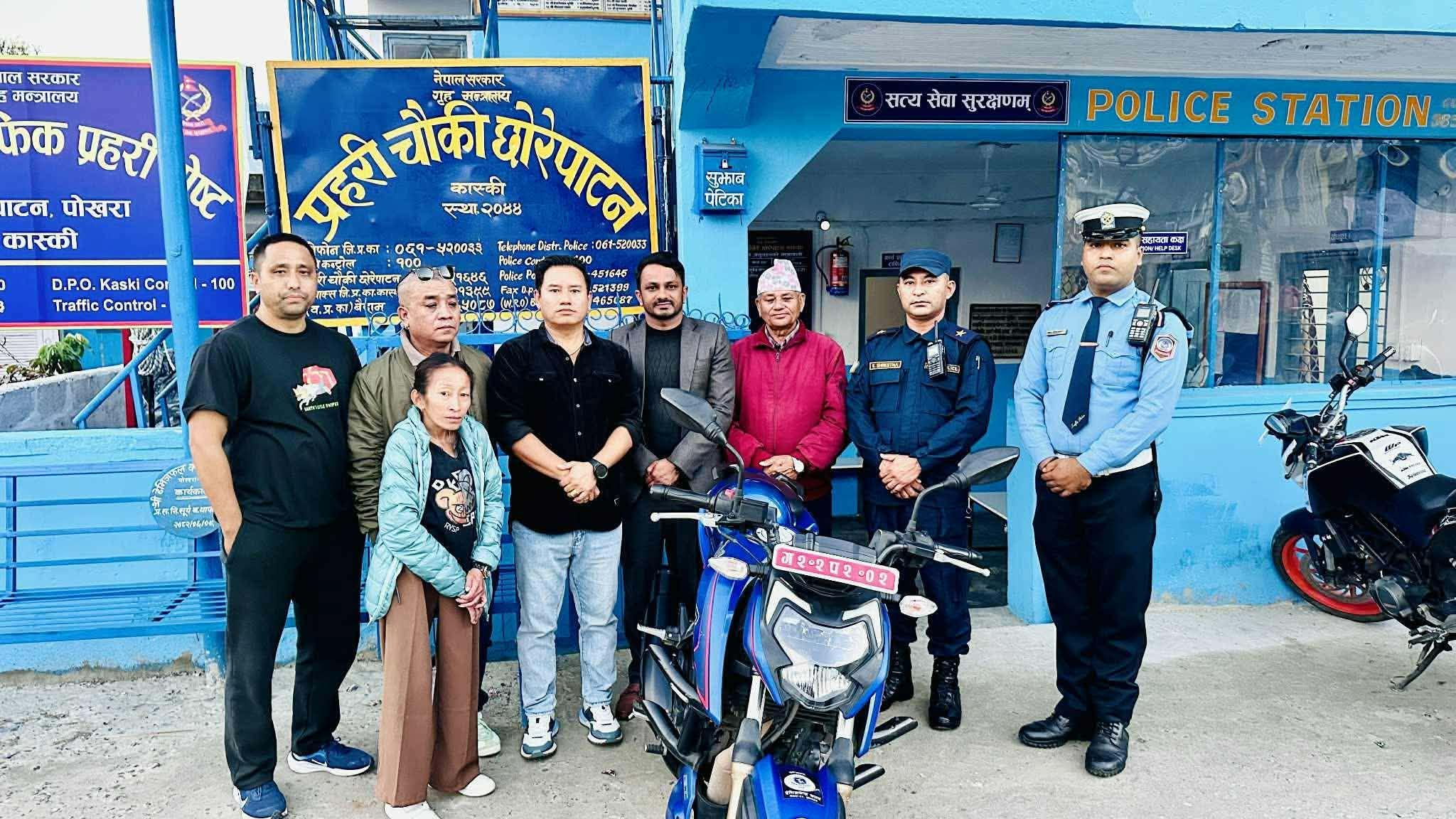 डेभिजफल क्लबले दियो छोरेपाटन प्रहरी चौकीलाई मोटरसाइकल