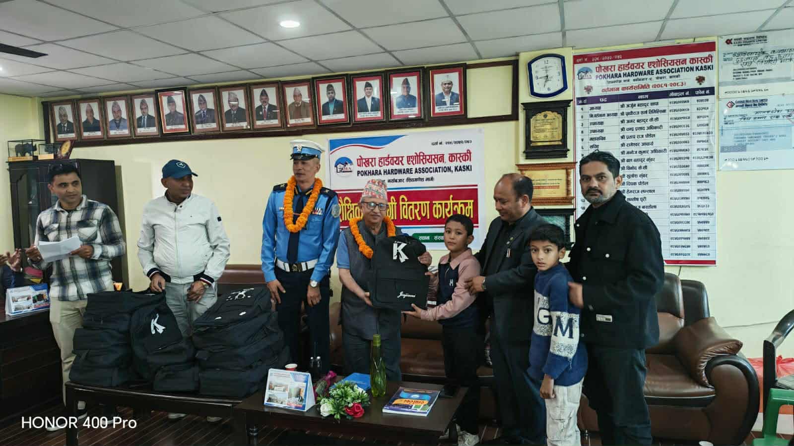 पोखरा हार्डवयर एशोसिएसनद्वारा शैक्षिक सामग्री वितरण