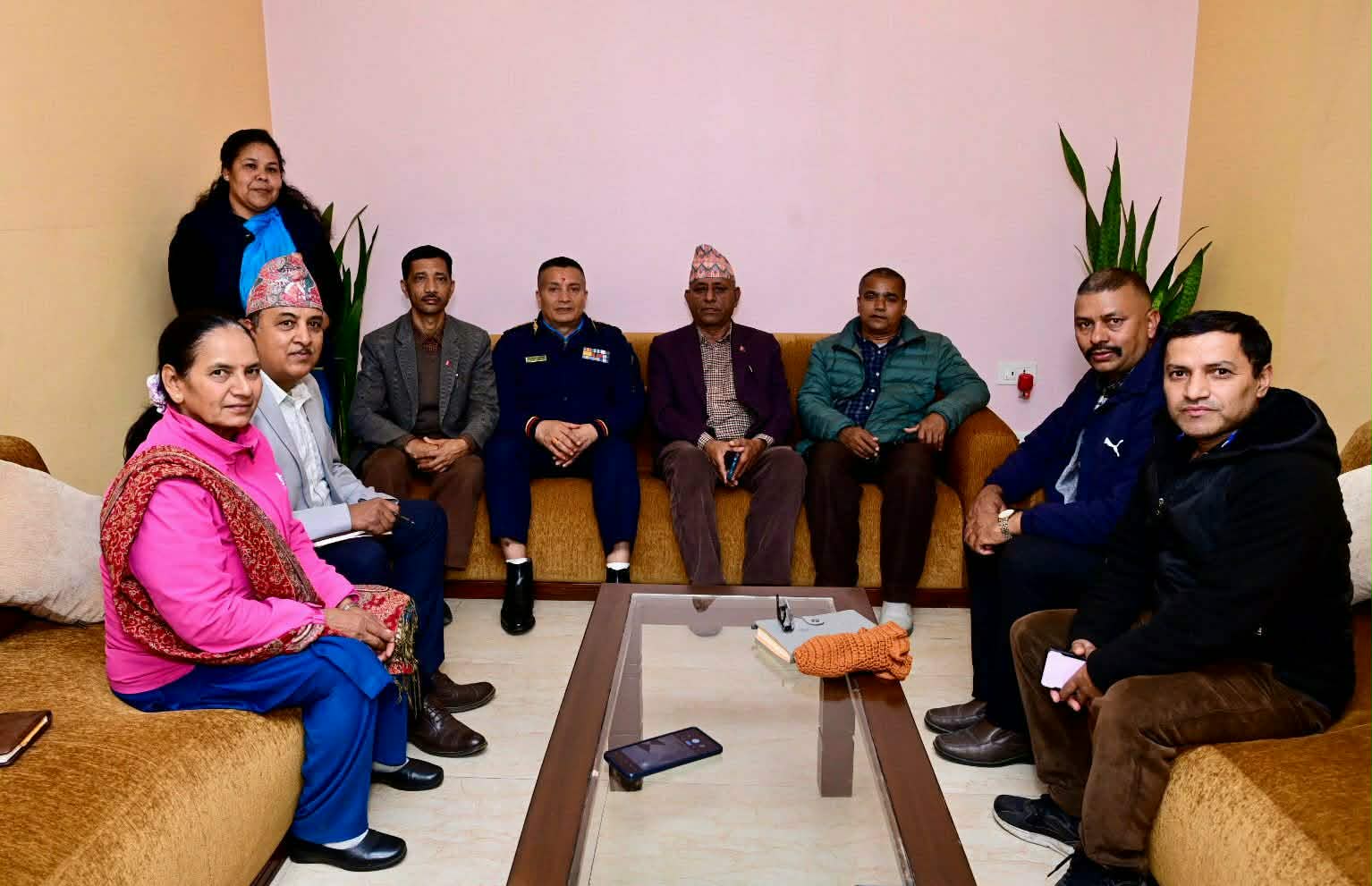 अधिकारकर्मीहरूद्वारा गृहमन्त्री र प्रहरी महानिरीक्षकसँग छलफल