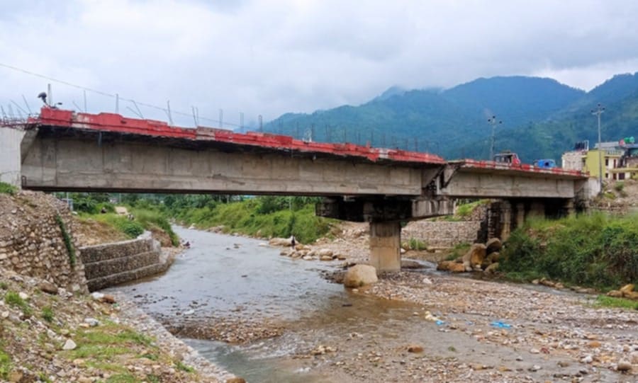 ग्वाङखोलामा निर्माणाधीन पक्की पुल अलपत्र
