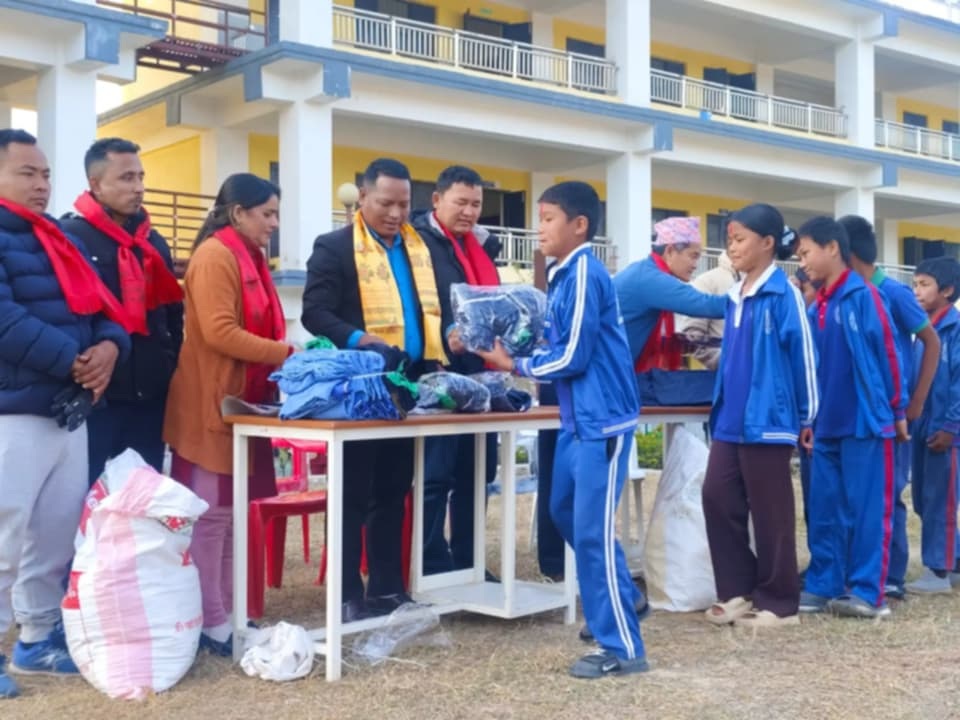 अनाथ तथा विपन्न बालबालिकालाई न्यानो पोशाक वितरण