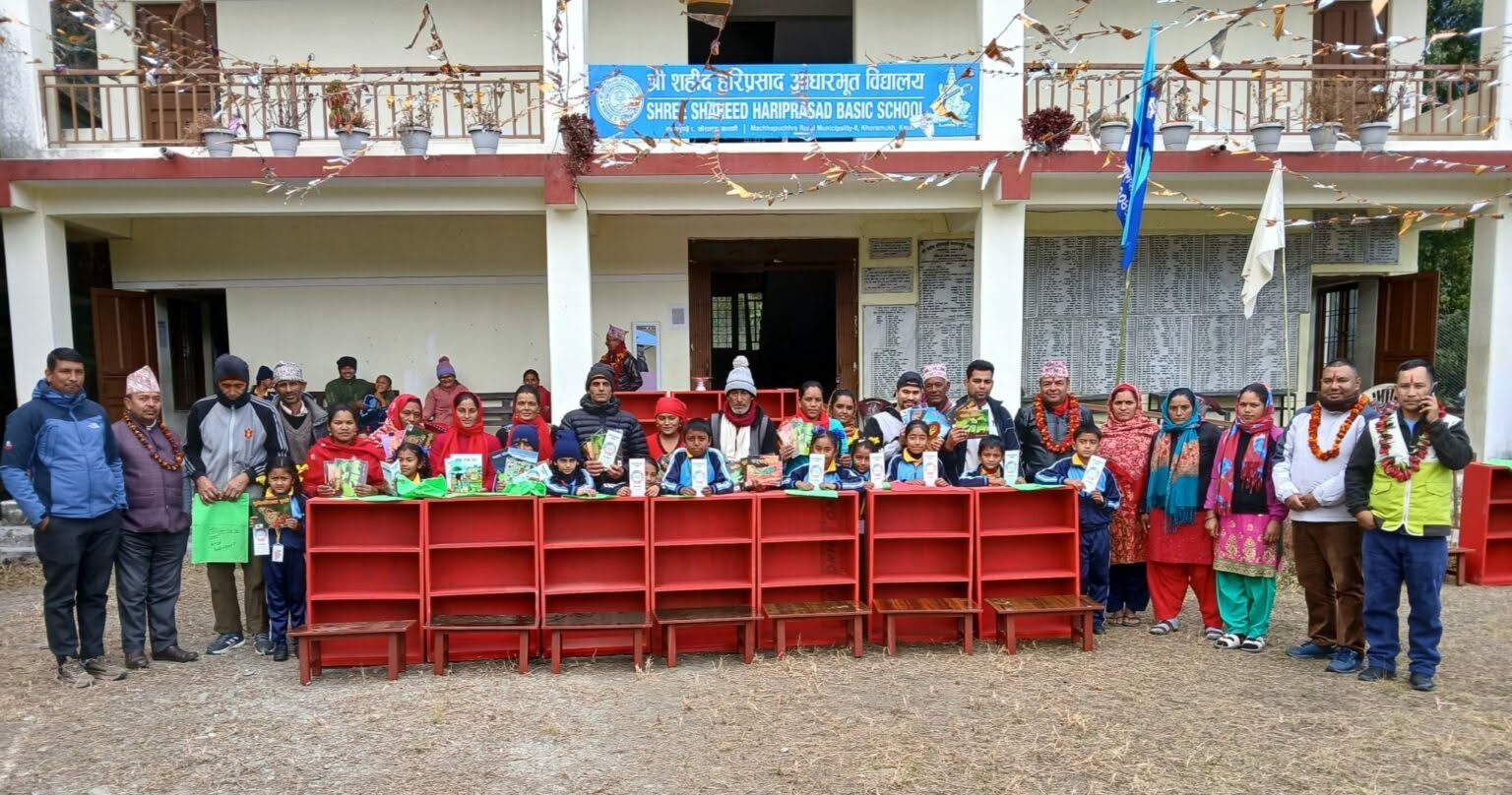 माछापुच्छ्रे-८ का ८० विद्यार्थीलाई शैक्षिक सामग्री सहयोग