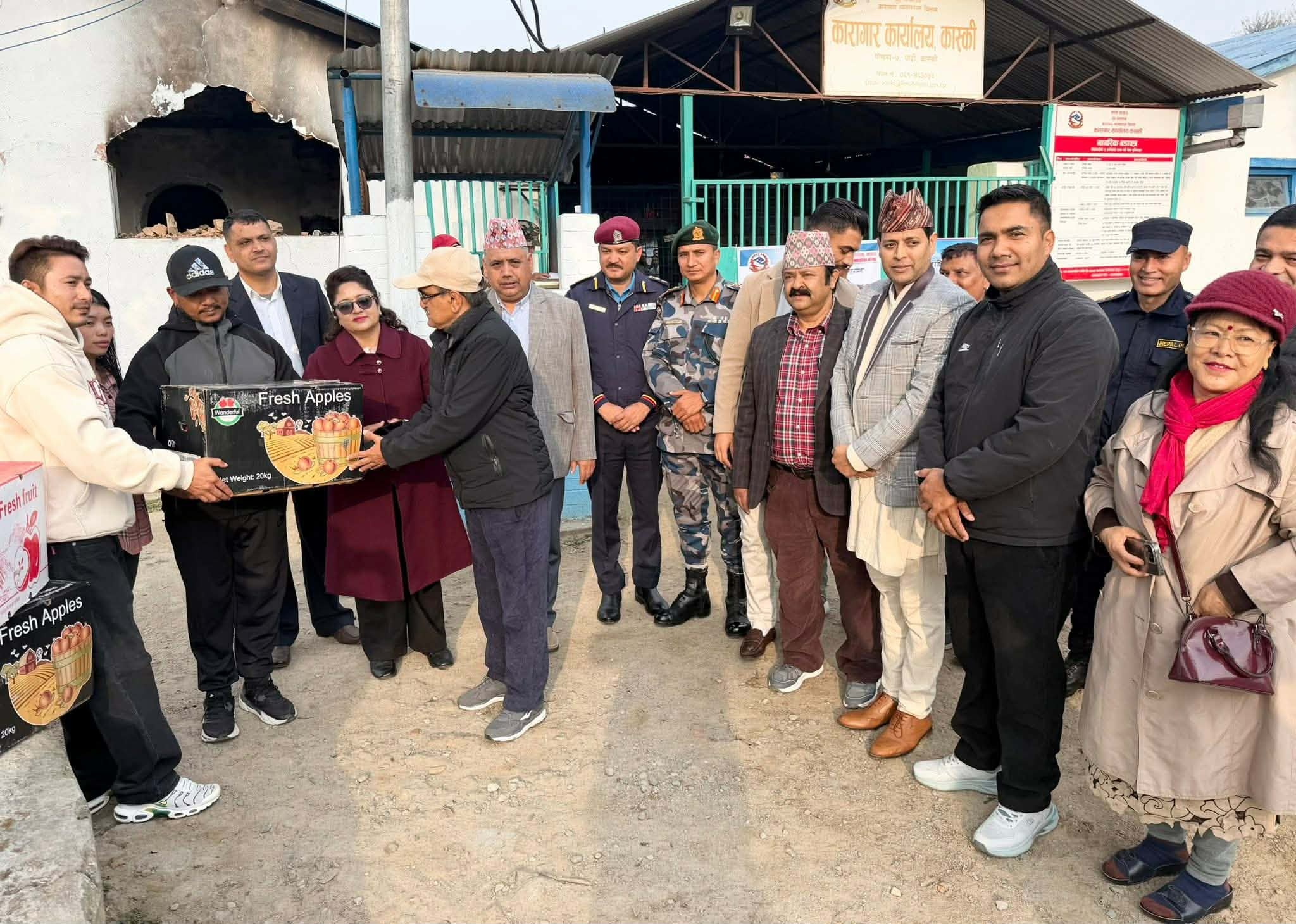 प्रजातन्त्र दिवसको अवसरमा कैदीबन्दीलाई फलफूल