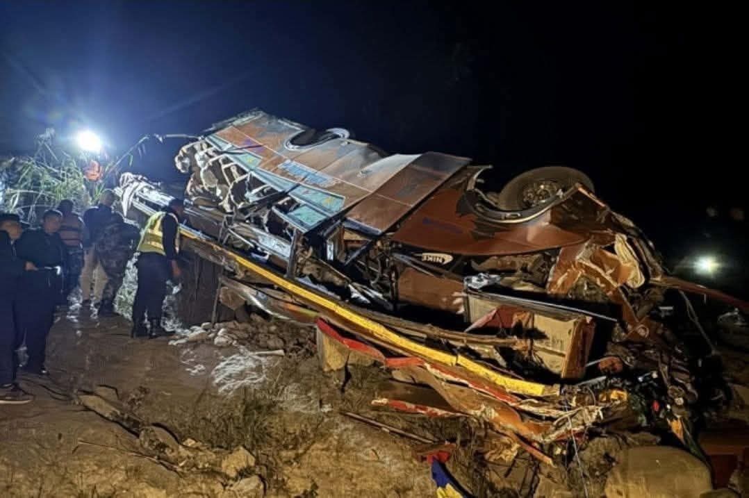 पोखराबाट काठमाडौँ जाँदै गरेको बस त्रिशूलीमा खस्यो, १७ जनाको मृत्यु