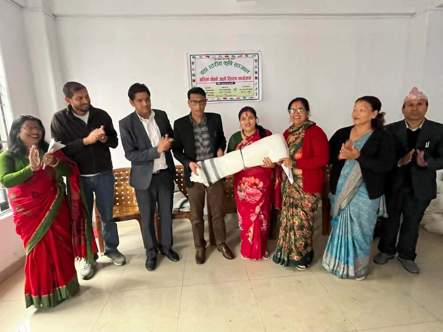 कृषकलाई असिना छेक्ने जाली वितरण