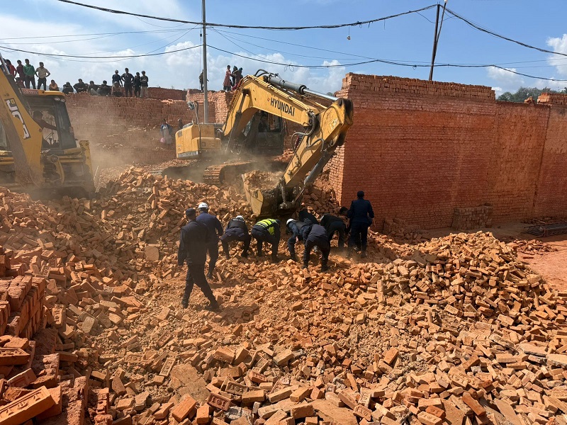 ललितपुरमा इँटाभट्टाको पर्खाल भत्किँदा एक जनाको मृत्यु, चार जना घाइते