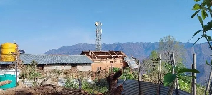 हुरीबतासले ठूलो क्षति: विद्यालयसहित दर्जनौँ घरका छाना उडे