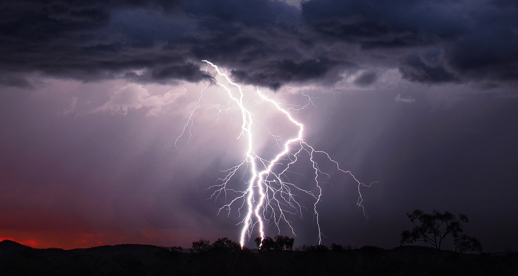 आज र भोलि हावाहुरी र असिनासहित वर्षाको सम्भावना