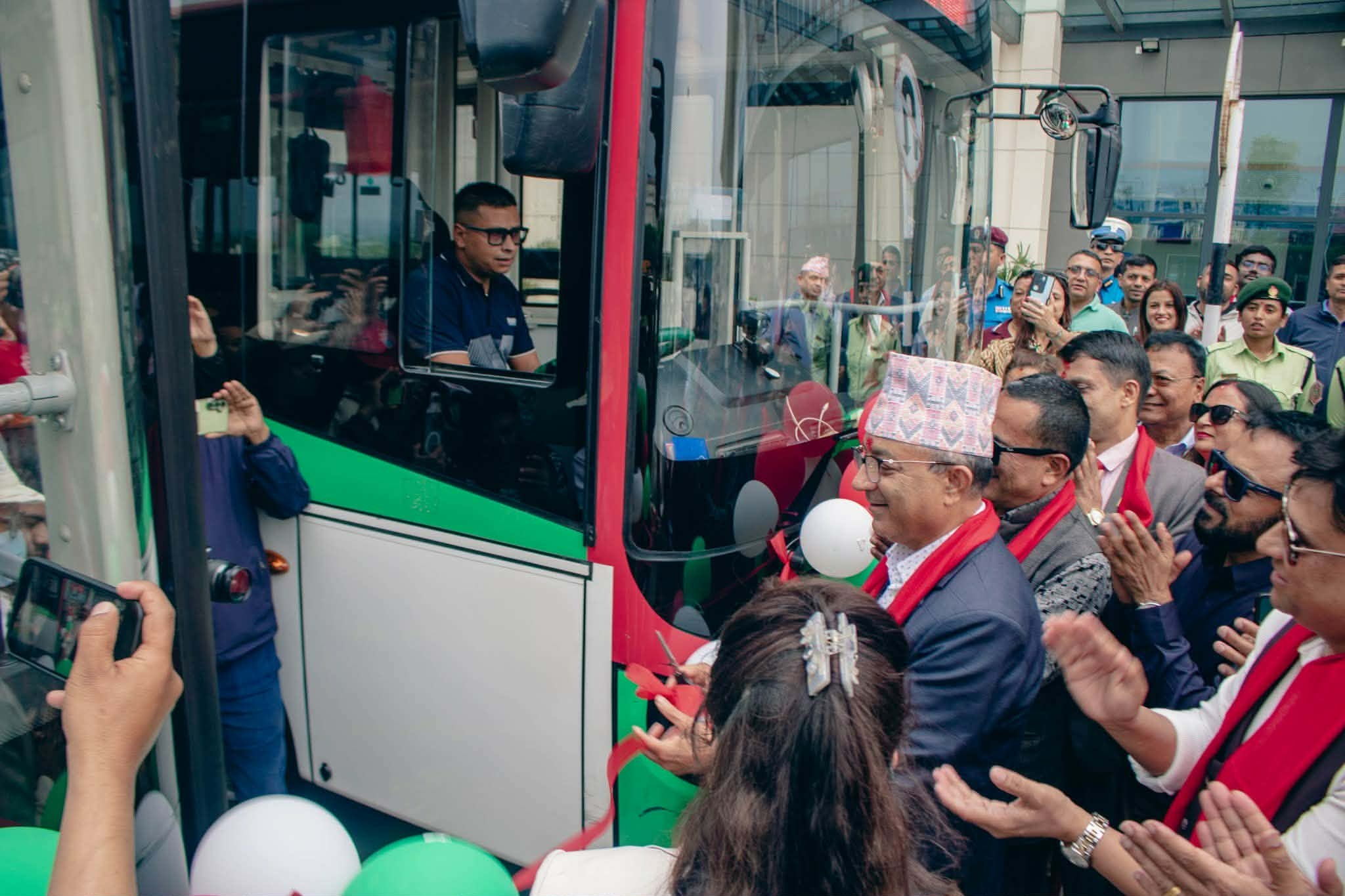 नयाँ वर्षमा प्रहरी ब्यारेक र निःशुल्क सटल बस सेवा शुभारम्भ