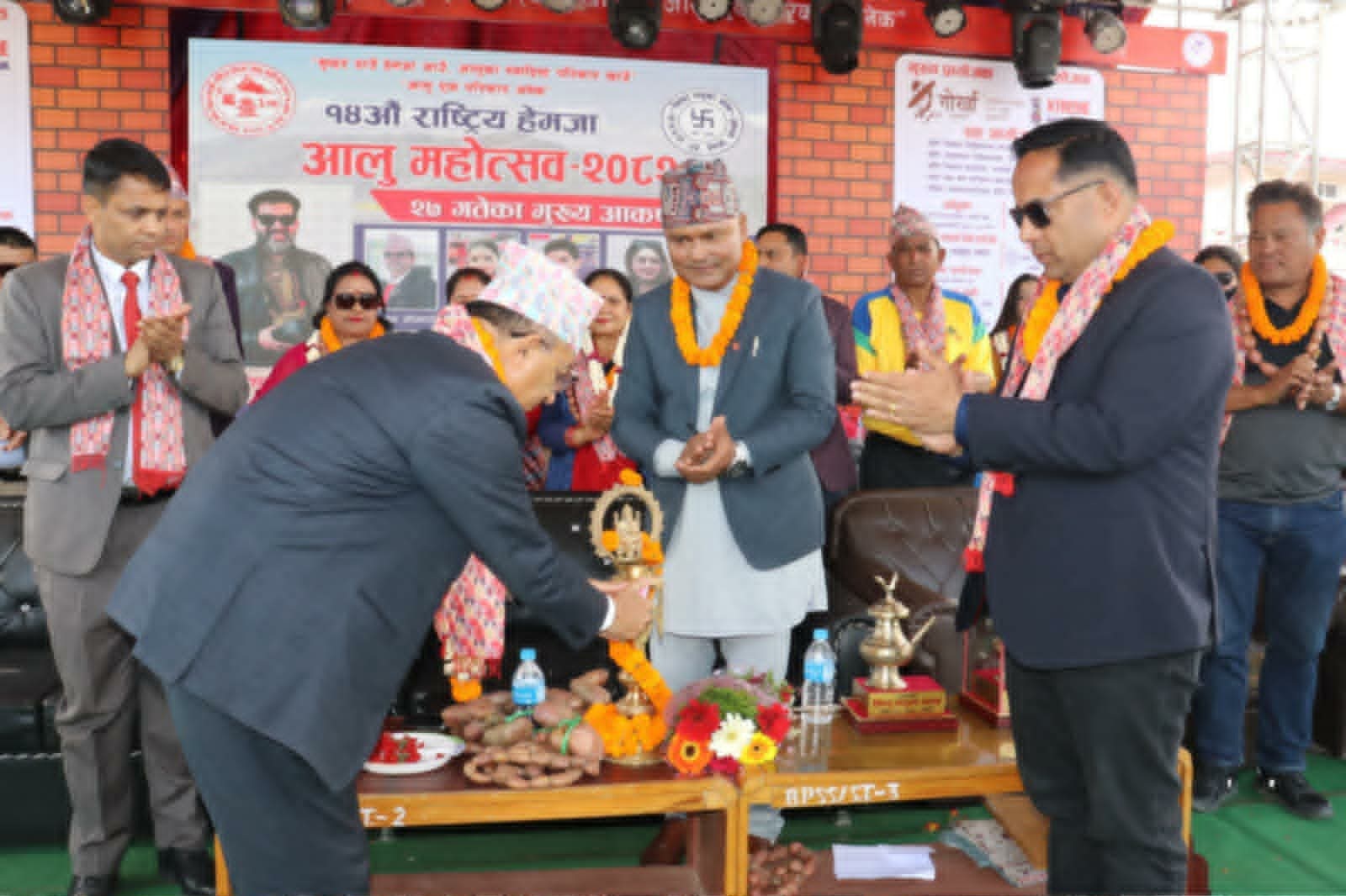 आलु महोत्सवमा ‘आलु’ छैन, विद्यालय परिसरमा रक्सीको व्यापार !