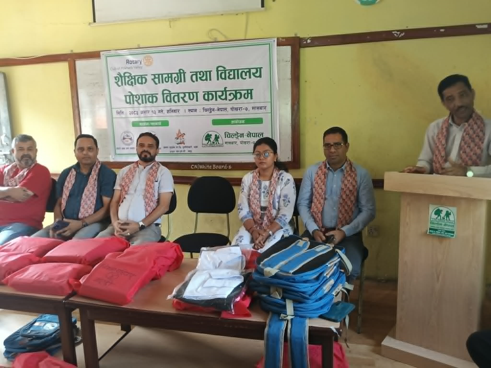 सामुदायिक विद्यालयका ३० जना बालबालिकालाई शैक्षिक सामग्री वितरण