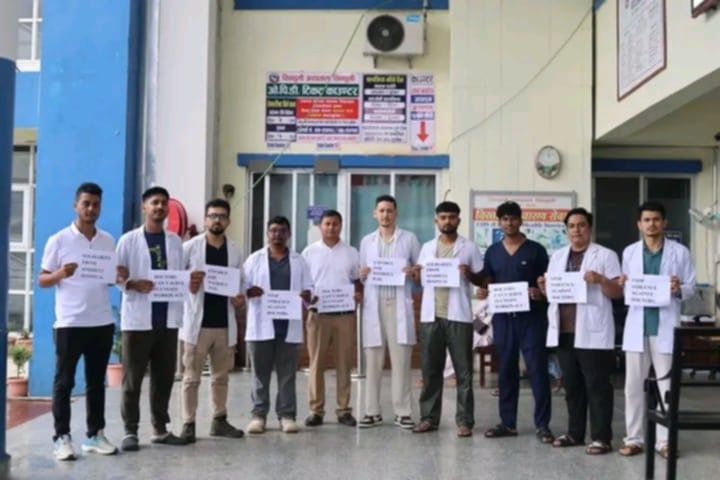 सिन्धुली अस्पतालमा आकस्मिकबाहेक सबै सेवा ठप्प, ओपीडी बन्द हुँदा बिरामी मर्कामा
