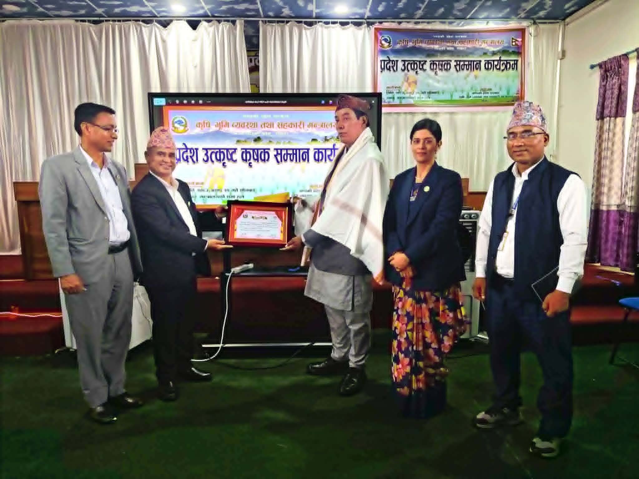 गण्डकी प्रदेशका उत्कृष्ट कृषक नगदसहित सम्मानित