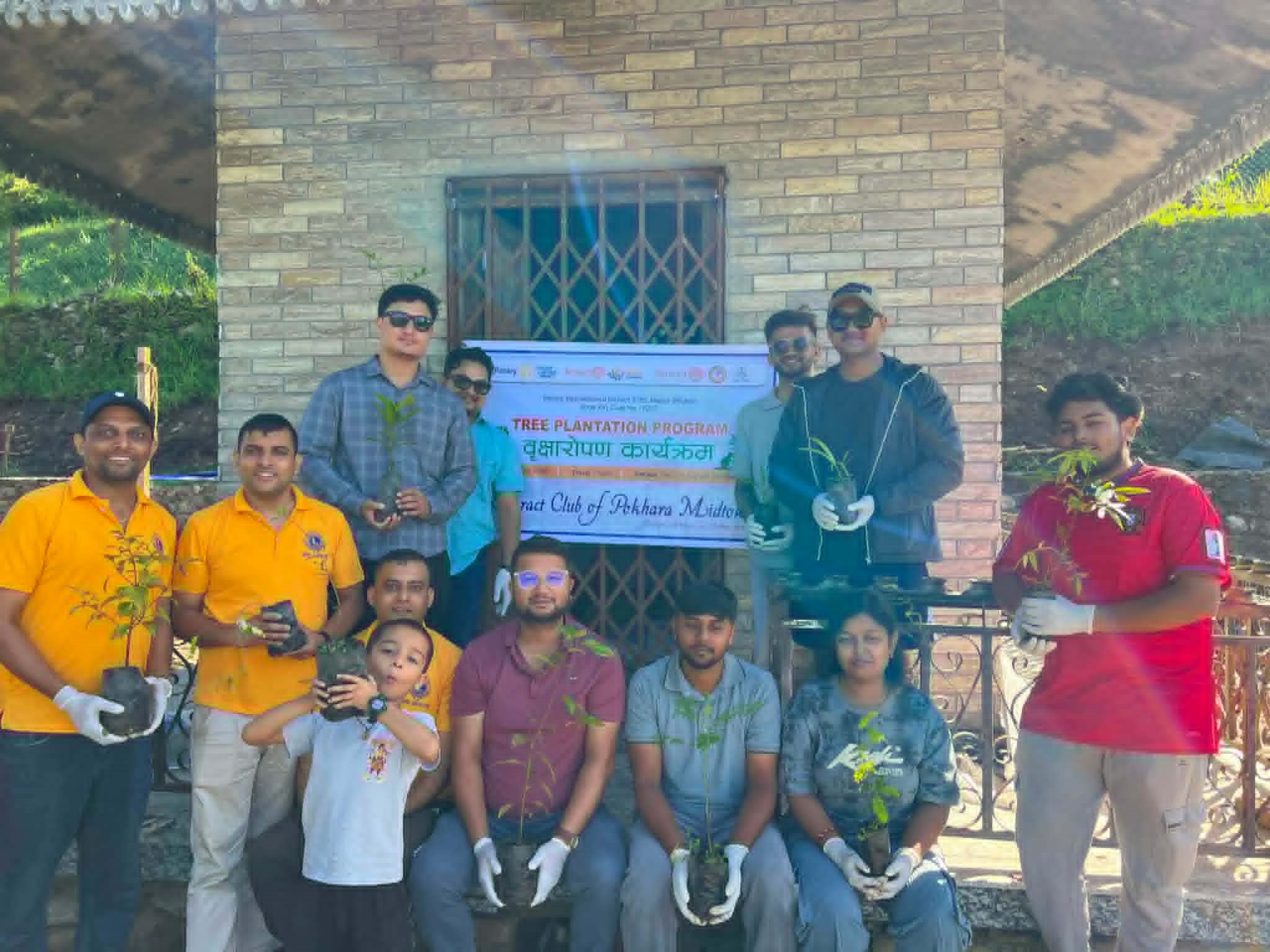 काहुँडाँडामा रोट्र्याक्ट र लायन्स क्लबद्वारा वृक्षारोपण तथा सरसफाइ