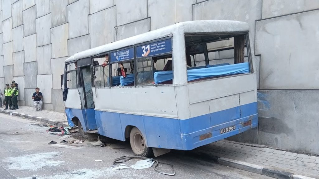 ग्वार्को ओभरपासमा बस दुर्घटना : एक महिलाको मृत्यु, ६ जना घाइते