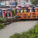 पोखरामा नहरको भेलले बगाउँदा आमा-छोरी घाइते