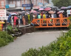 पोखरामा नहरको भेलले बगाउँदा आमा-छोरी घाइते