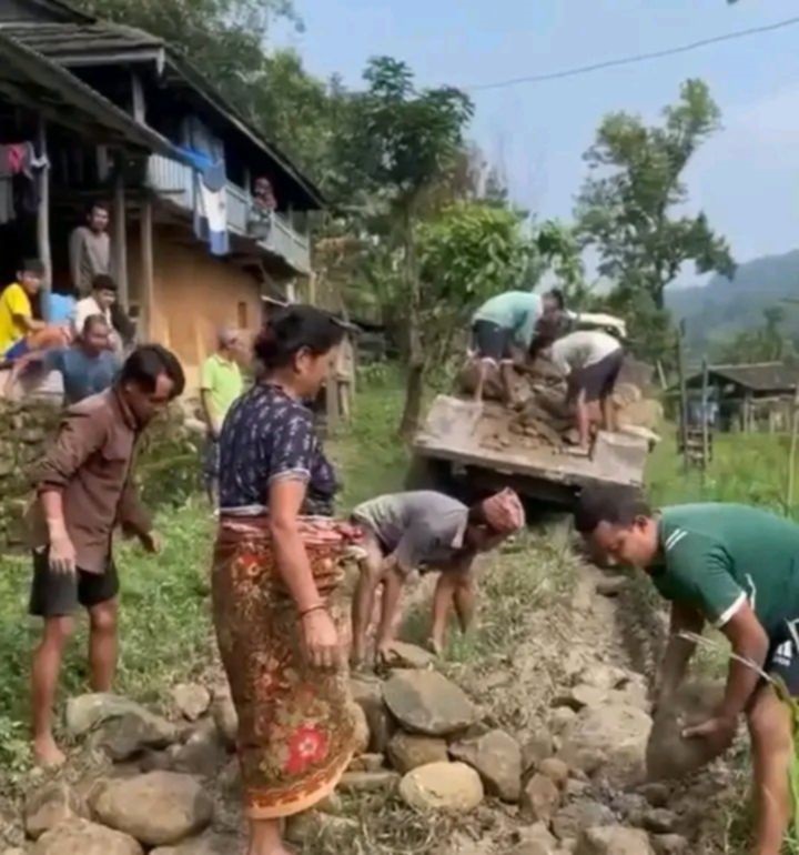 जनश्रमदानबाट स्थानीयले बनाए गाउँ जाने बाटो