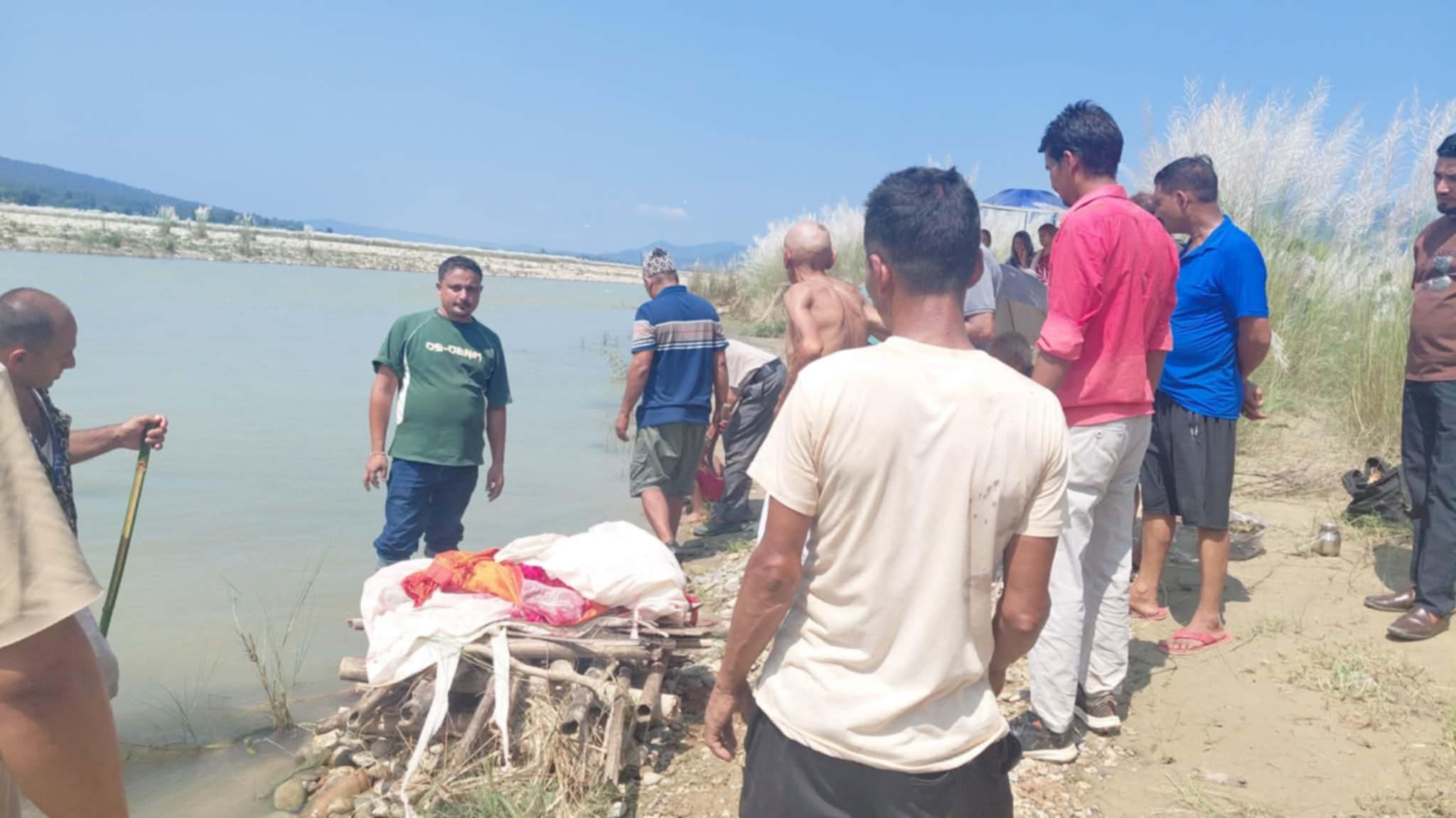 भोटेकोशी बाढीमा बेपत्ता दुधौलीका दुई जनाको कुशको शव बनाएर अन्त्येष्टि