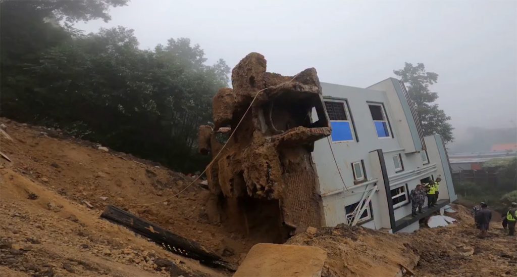 वर्षात्‌का कारण धापाखेलमा साढे दुई तले घर लड्यो 
