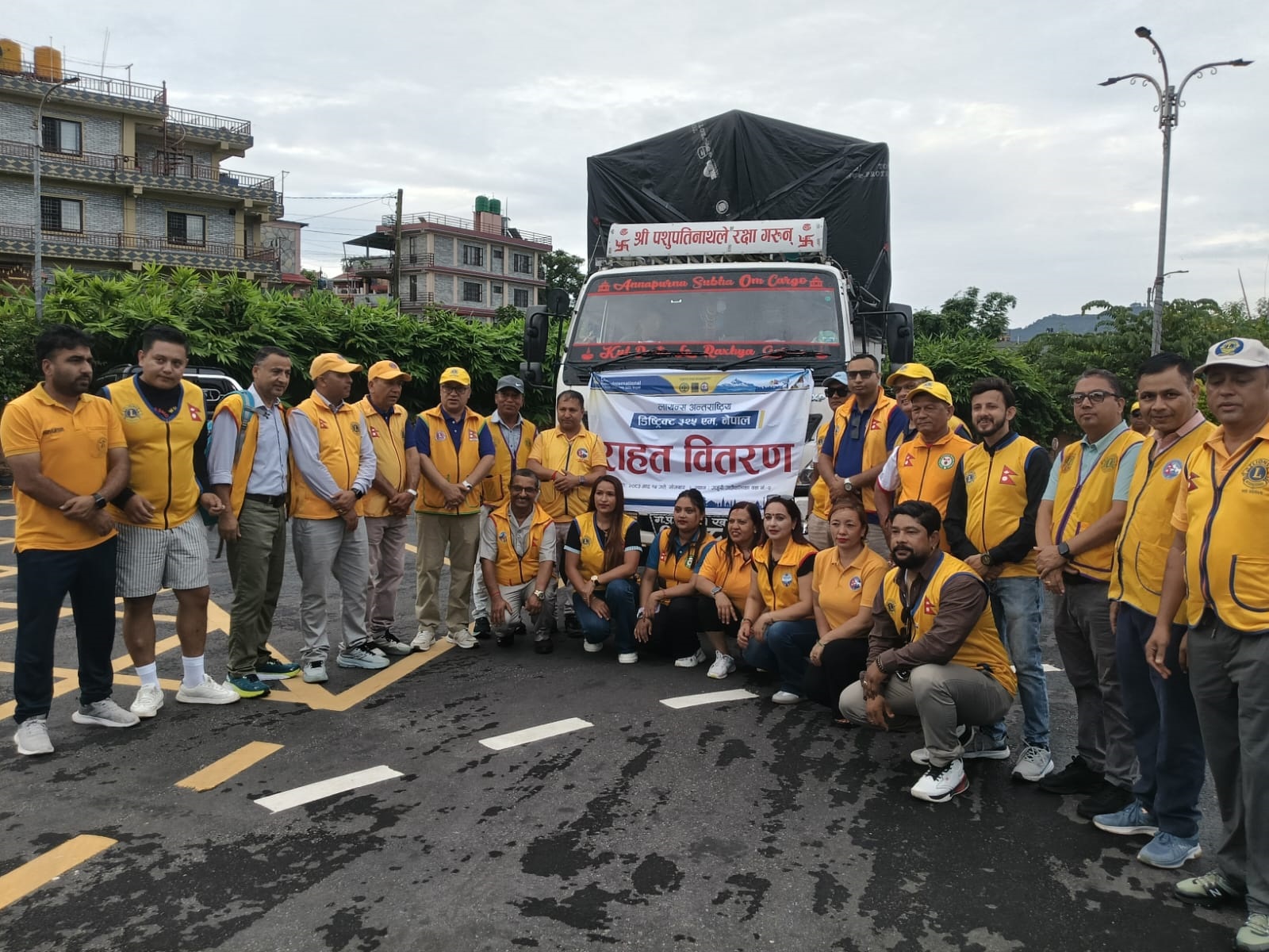 रसुवा बाढीपीडितका लागि लायन्स क्लबद्वारा १३ लाख रुपियाँ बराबरको राहत