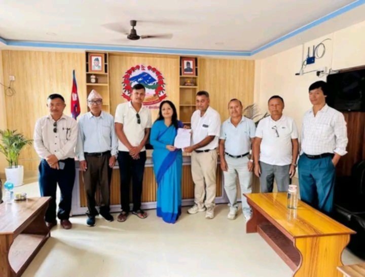बाढीपीडितका लागि सिन्धुली निर्माण व्यवसायी सङ्घको सहयोग