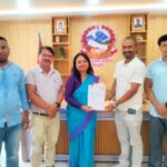 रसुवाका बाढीपीडितका लागि सिन्धुलीका होटल व्यवसायीद्वारा १ लाख ४ हजार सहयोग