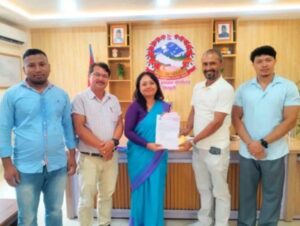 रसुवाका बाढीपीडितका लागि सिन्धुलीका होटल व्यवसायीद्वारा १ लाख ४ हजार सहयोग