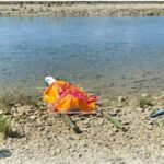 भोटेकोशी बाढीपहिरोमा बेपत्ता थापाको कुशको शव बनाएर प्रतीकात्मक अन्त्येष्टि