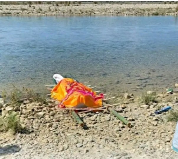 भोटेकोशी बाढीपहिरोमा बेपत्ता थापाको कुशको शव बनाएर प्रतीकात्मक अन्त्येष्टि