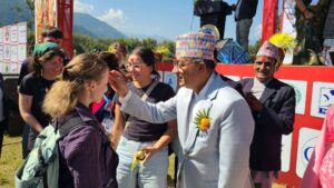 फेवाताल किनारमा दशैँ महोत्सव, विदेशी पर्यटकले लगाए रातो टीका