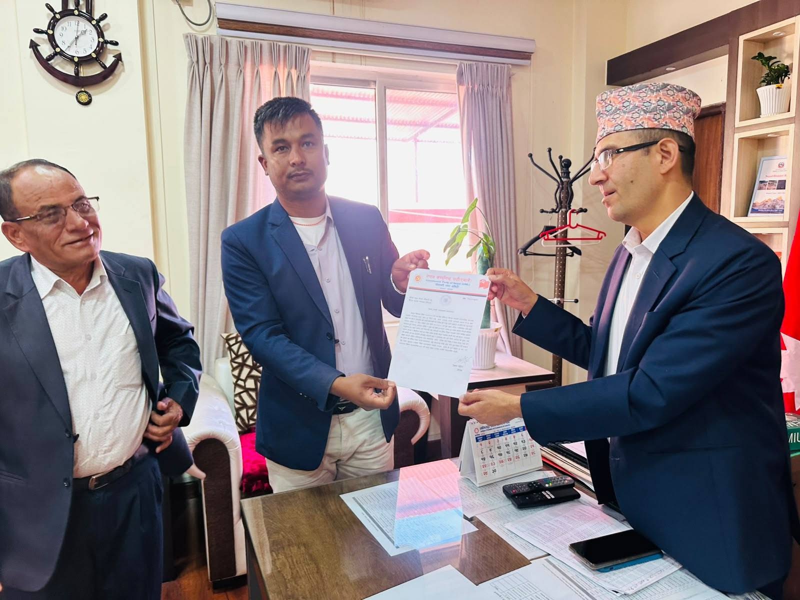 टाहाखेल-टीकाभैरब खण्डमा पहिरोले अवरुद्ध सडक खुलाउन एमालेको माग